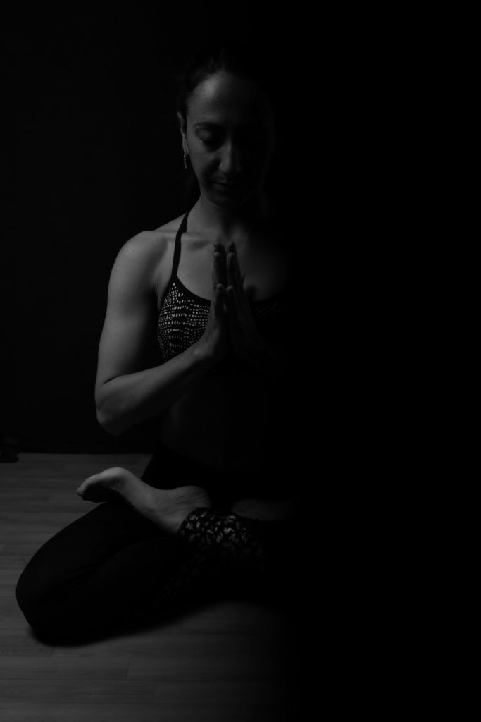 professeure de yoga en pleine méditation en noir et blanc