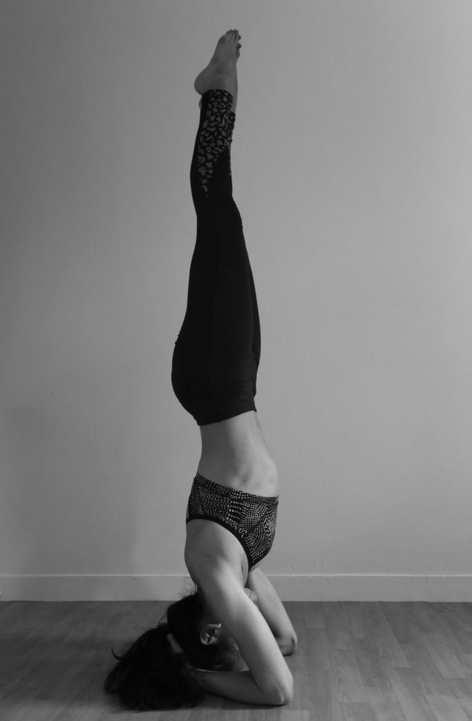 position de yoga d'une très belle femme les pieds en haut