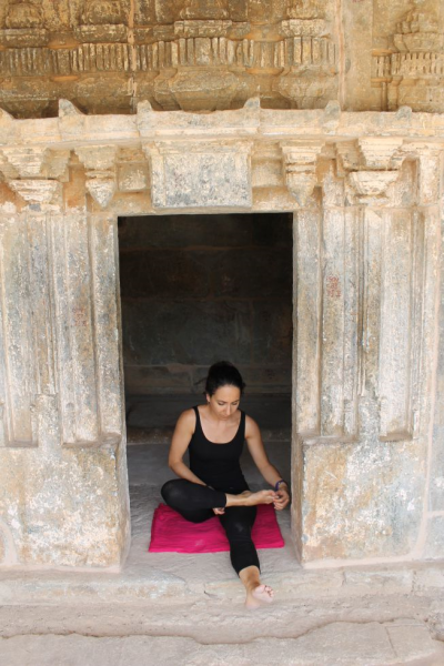 femme rechargeant l'energie par une posture de yoga