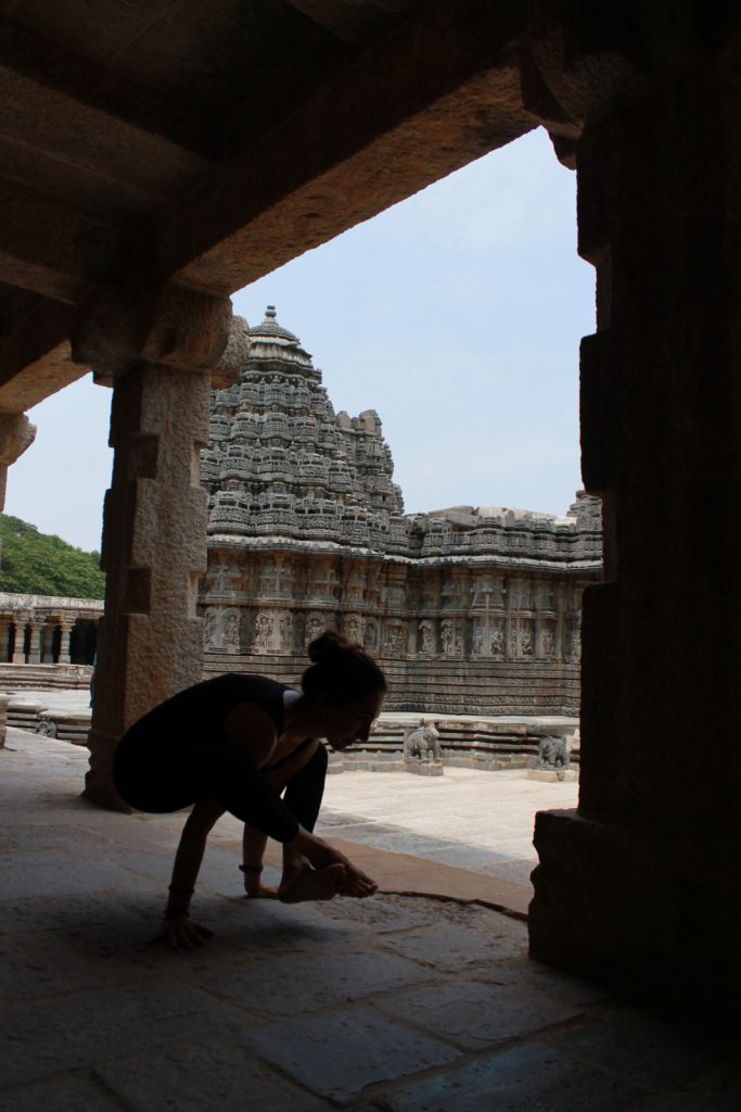 respirer avec le yoga ici au beau milieu d'un temple sacré